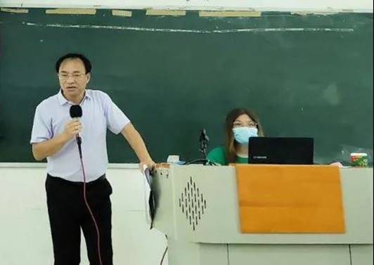 圖片包含 男人, 站, 球拍, 女人

描述已自動(dòng)生成