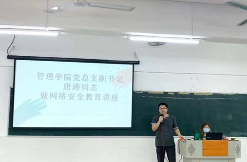 圖片包含 室內(nèi), 男人, 站, 女人

描述已自動(dòng)生成