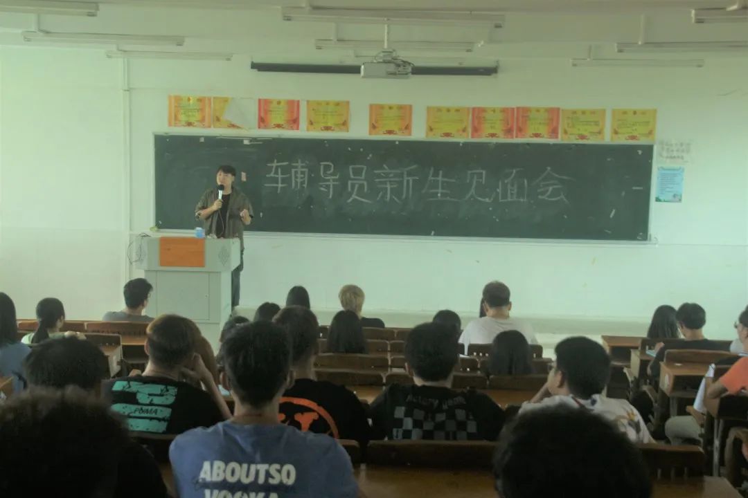 會議室里的人們  描述已自動生成