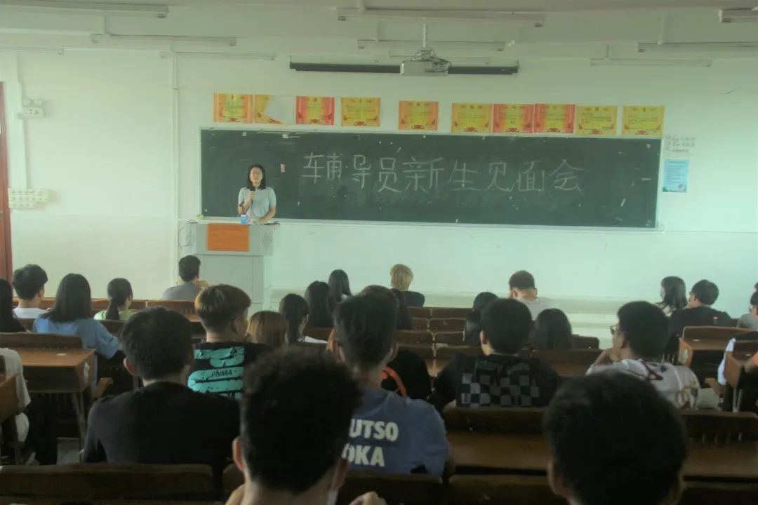一群人正在聽演講  描述已自動生成