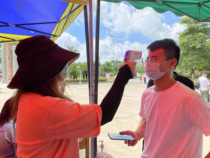 學(xué)生接受檢測(cè)