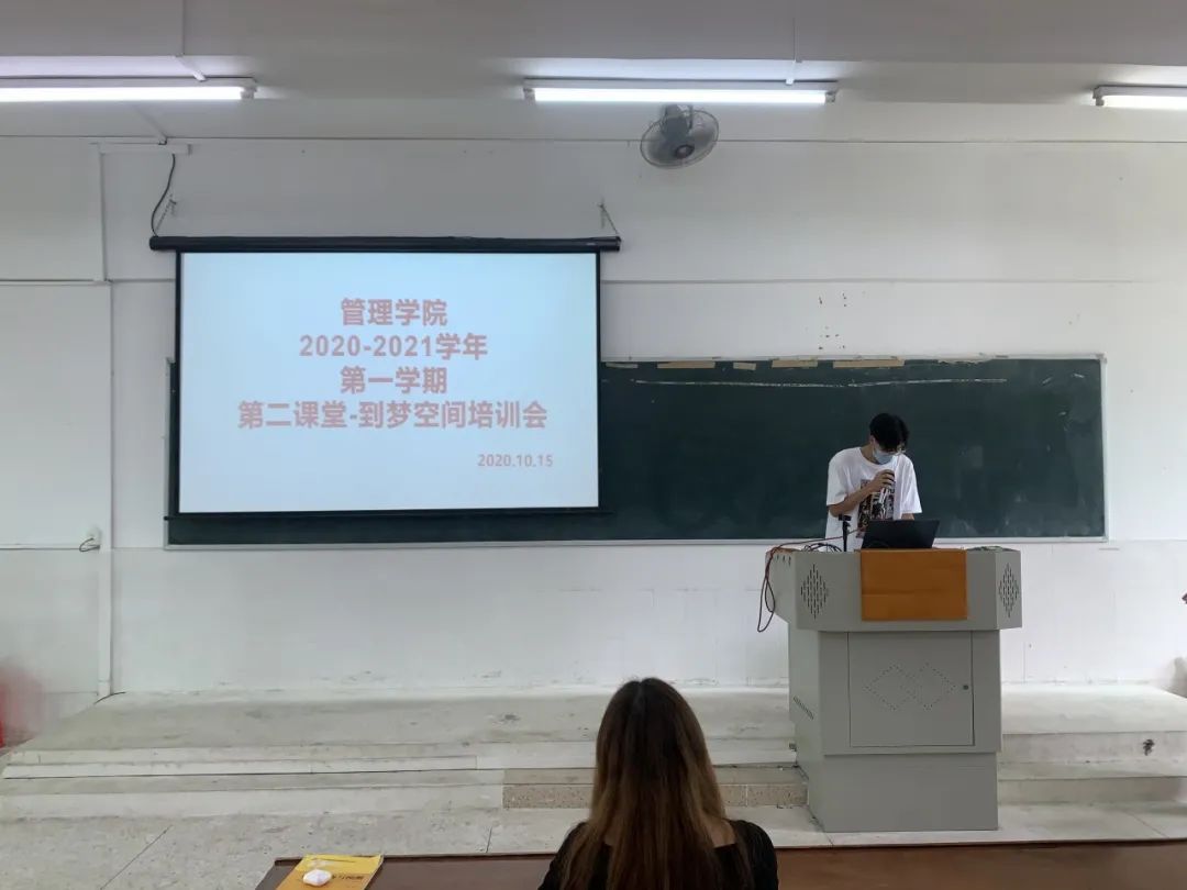 圖片包含 室內, 人, 女人, 站  描述已自動生成